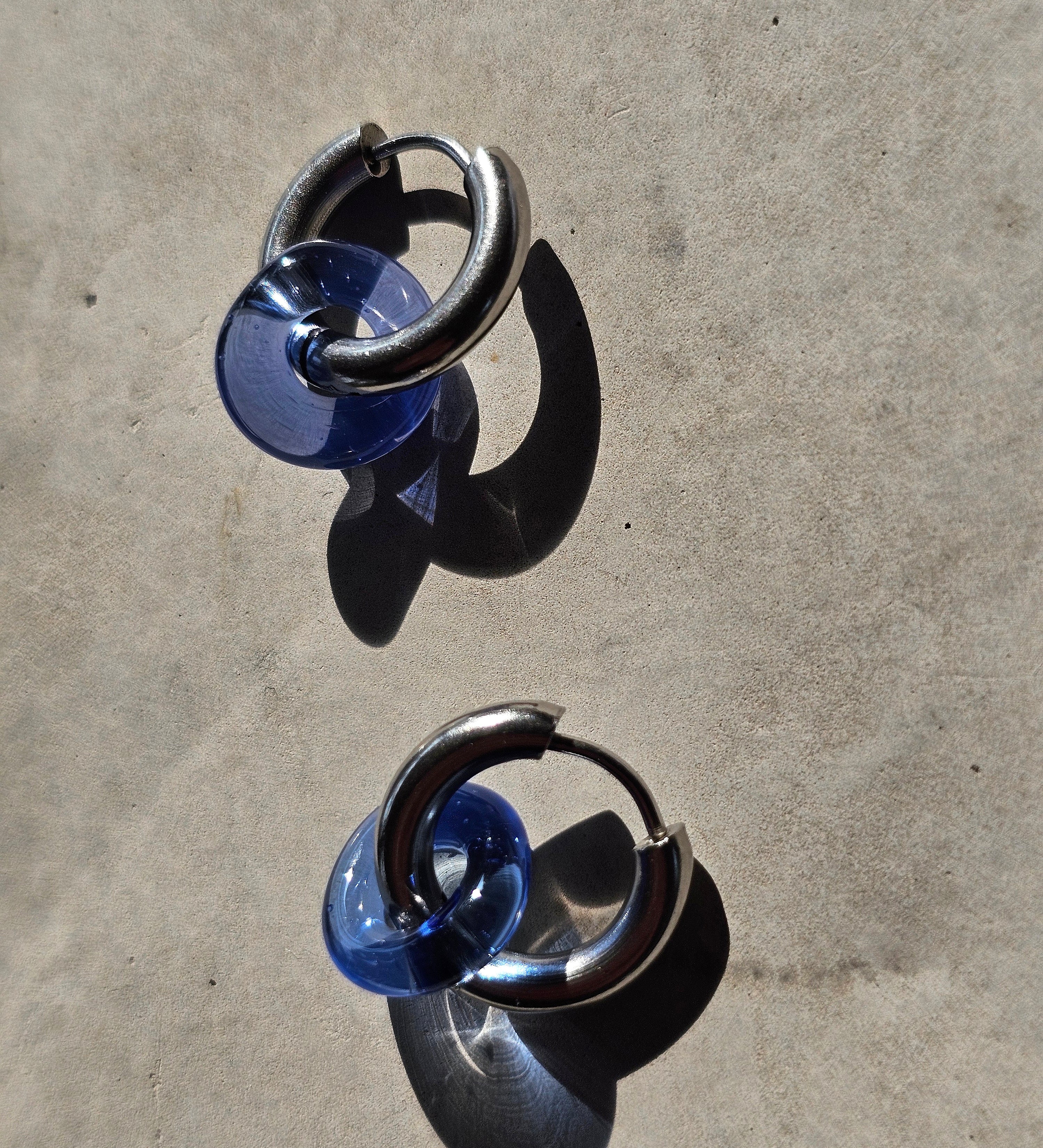 Edelstahl Creolen mit blauem Glas Charm