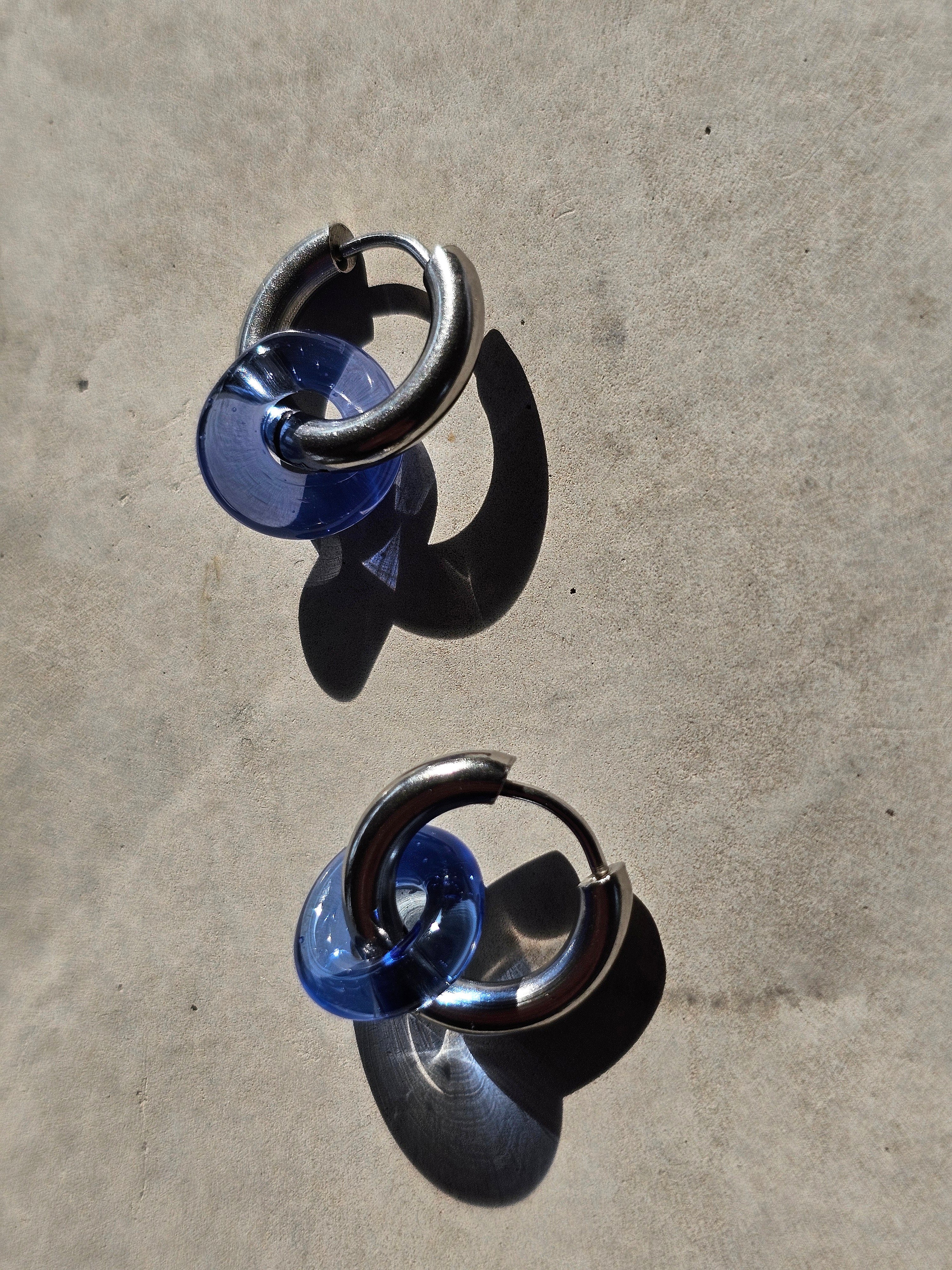 Edelstahl Creolen mit blauem Glas Charm
