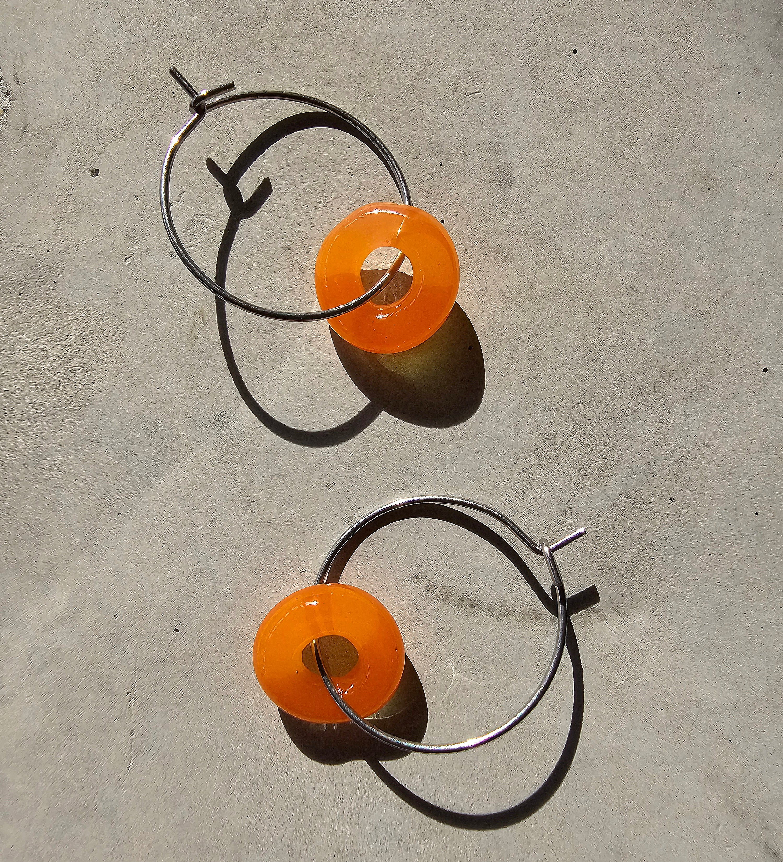 Moderne, handgemachte orange Glasohrringe für einen frischen und lebendigen Look