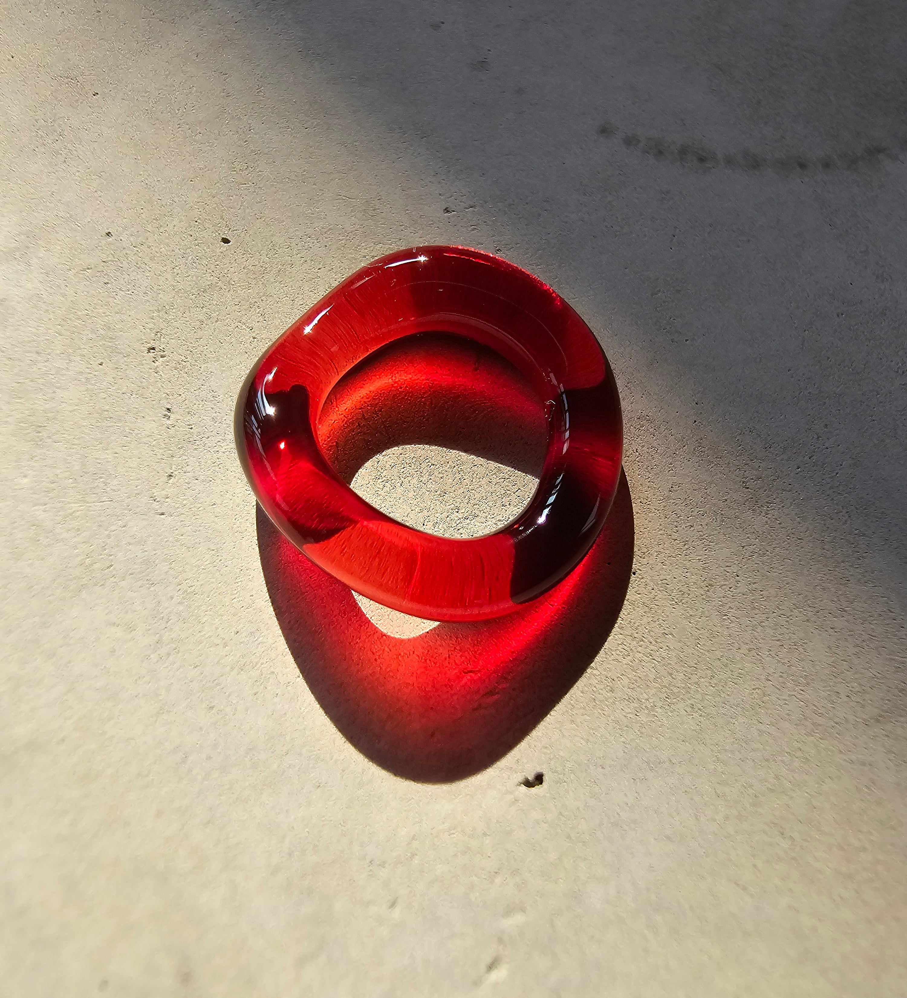 Kreative, handgemachte Anhänger aus buntem Glas