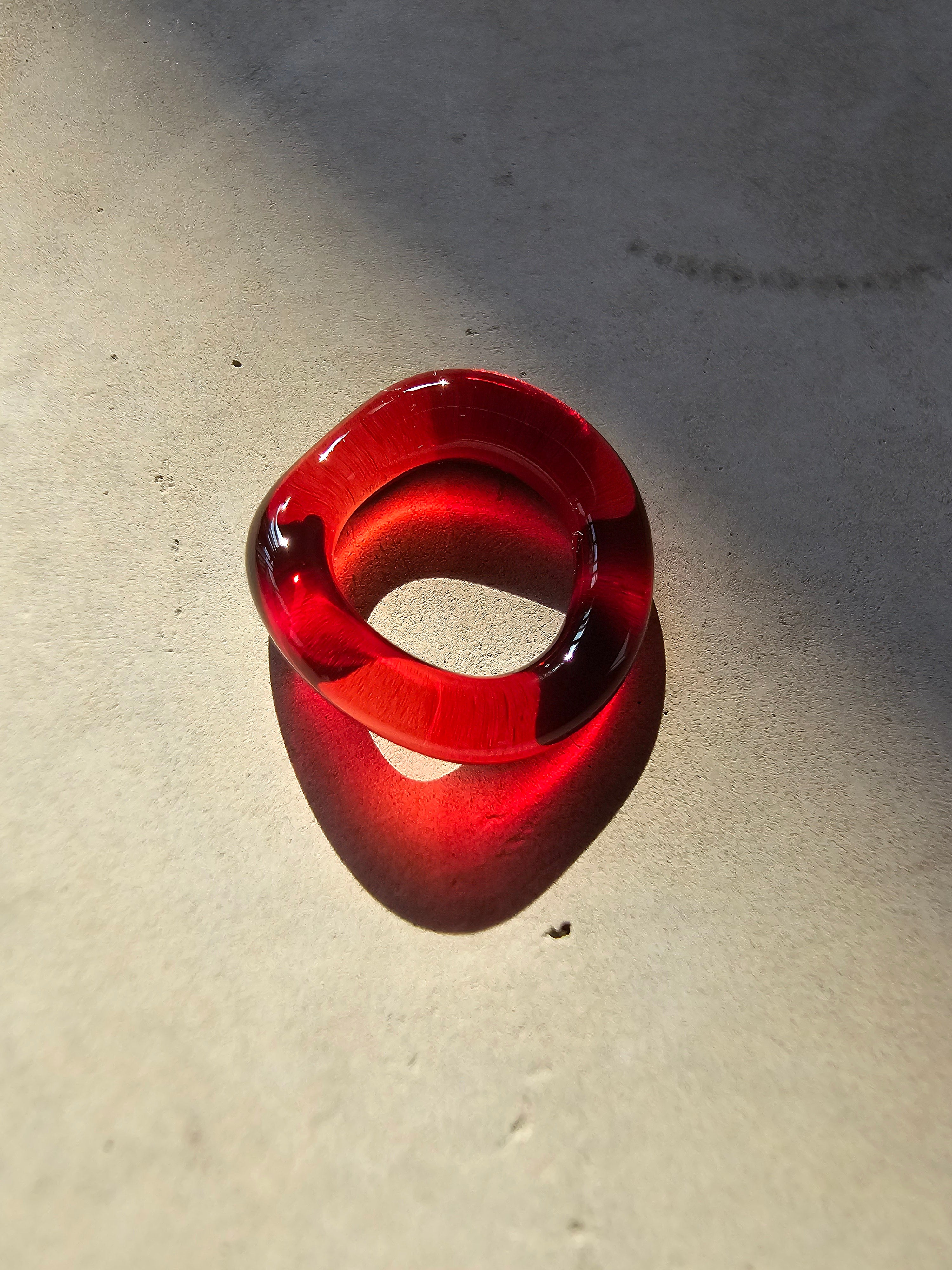 Kreative, handgemachte Anhänger aus buntem Glas