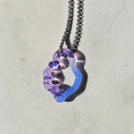 KLAPPERGLAS Echo Necklace candy bold blue mit organischem Glasanhänger in kräftigem Blau und transparentem Flieder an silberfarbener Edelstahlkette
