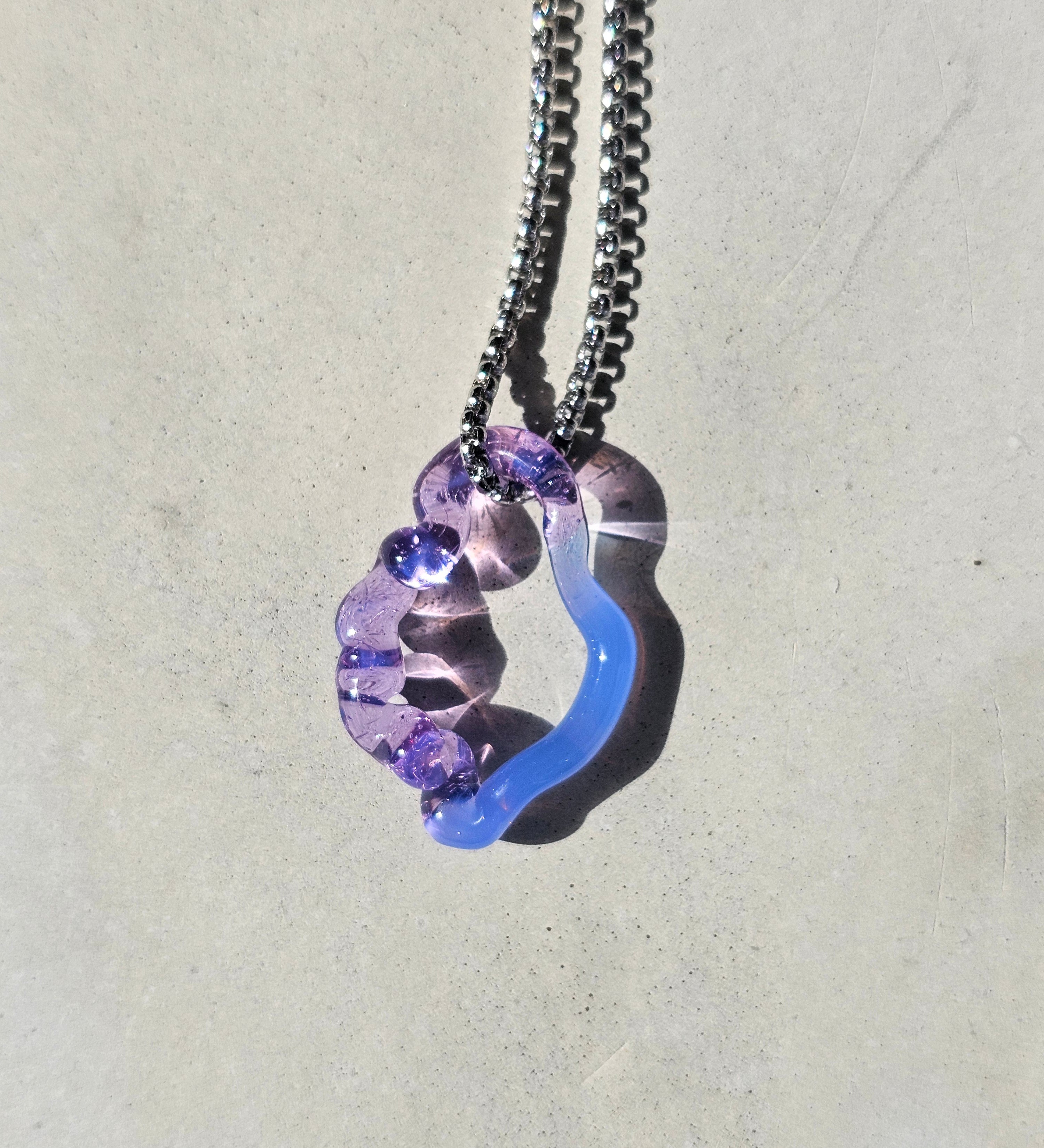 KLAPPERGLAS Echo Necklace candy bold blue mit organischem Glasanhänger in kräftigem Blau und transparentem Flieder an silberfarbener Edelstahlkette