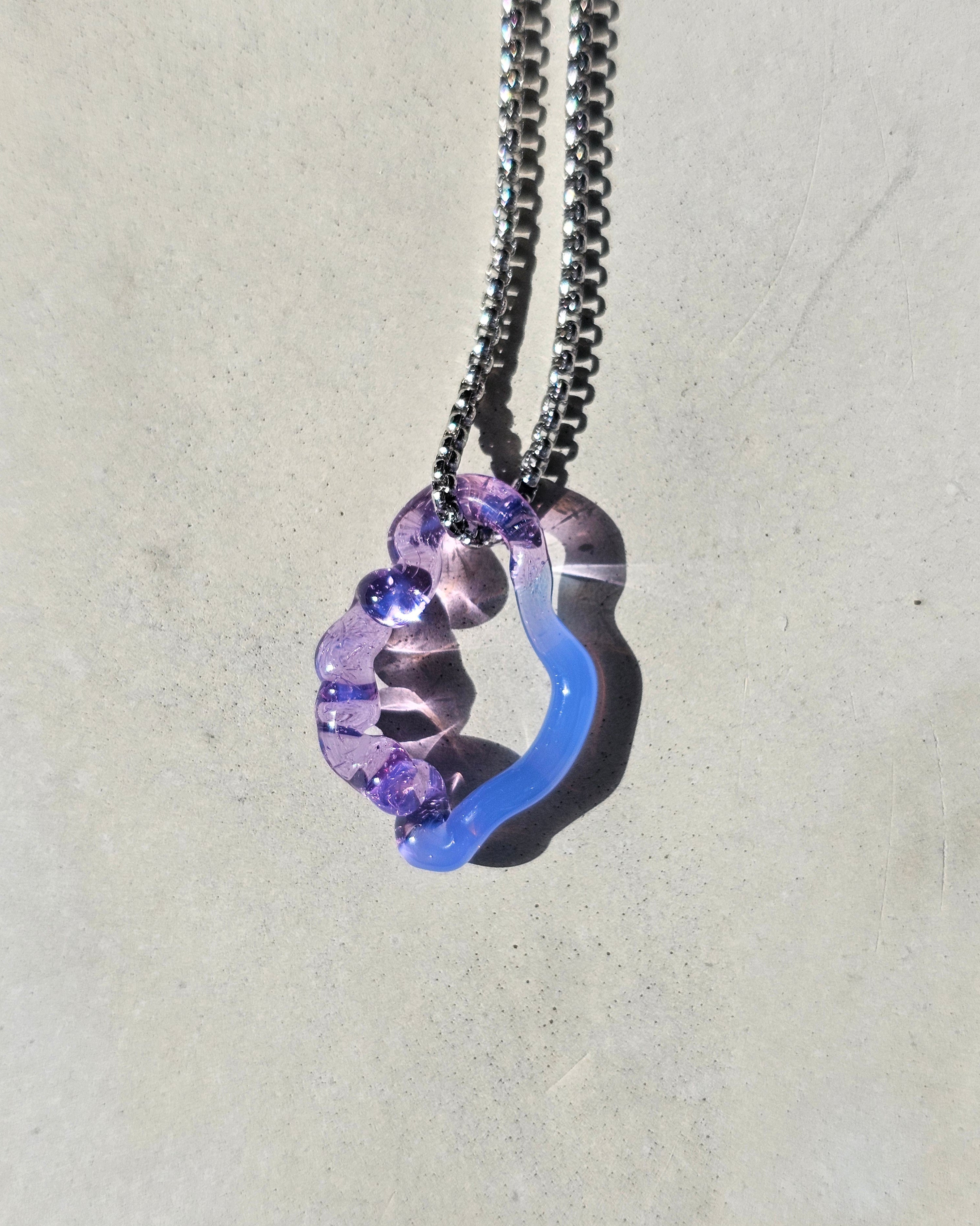 KLAPPERGLAS Echo Necklace candy bold blue mit organischem Glasanhänger in kräftigem Blau und transparentem Flieder an silberfarbener Edelstahlkette