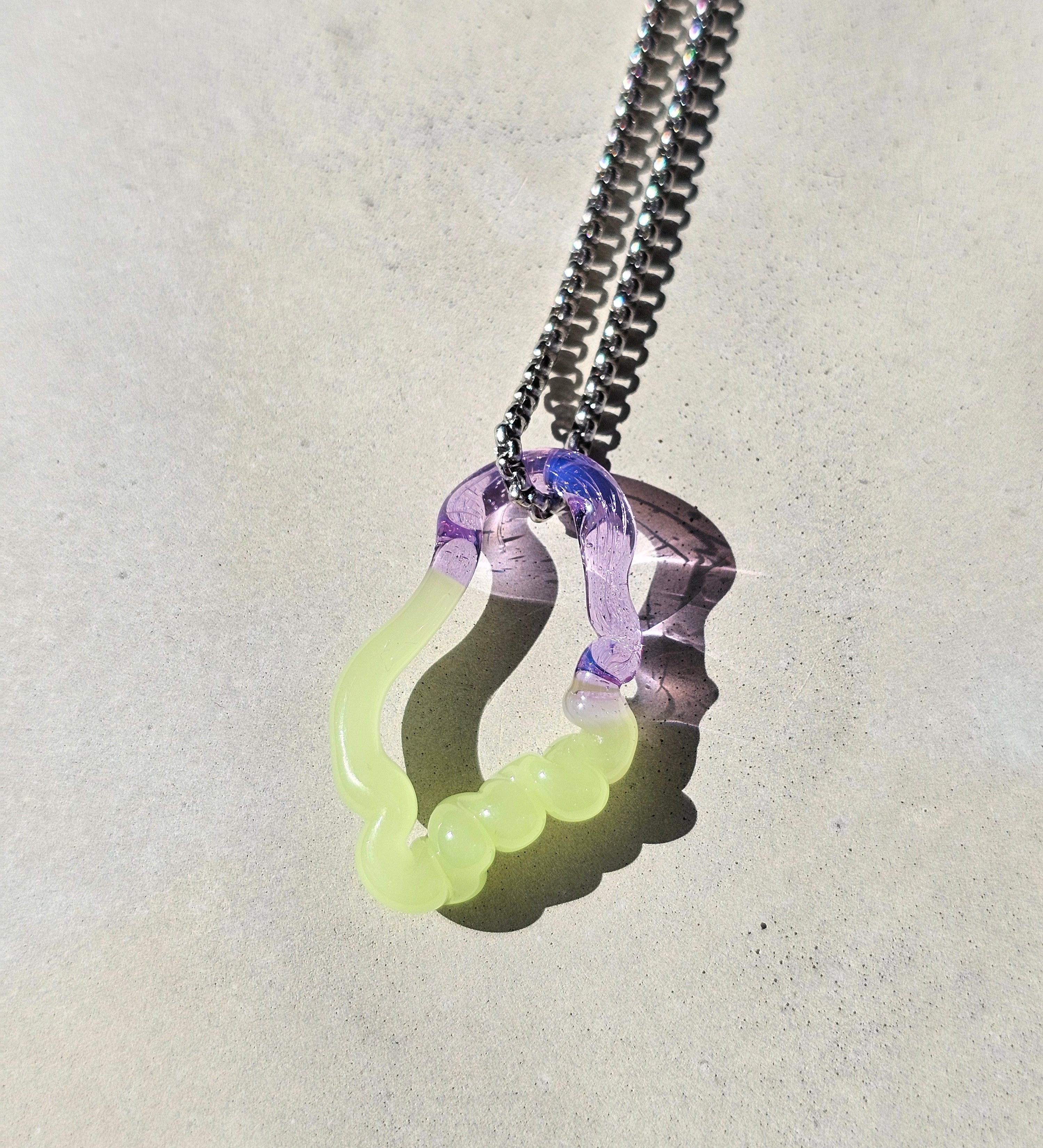 KLAPPERGLAS Echo Necklace candy lime mit organischem Glasanhänger in Limettengrün und transparentem Flieder an silberfarbener Edelstahlkette kitsch kiosk