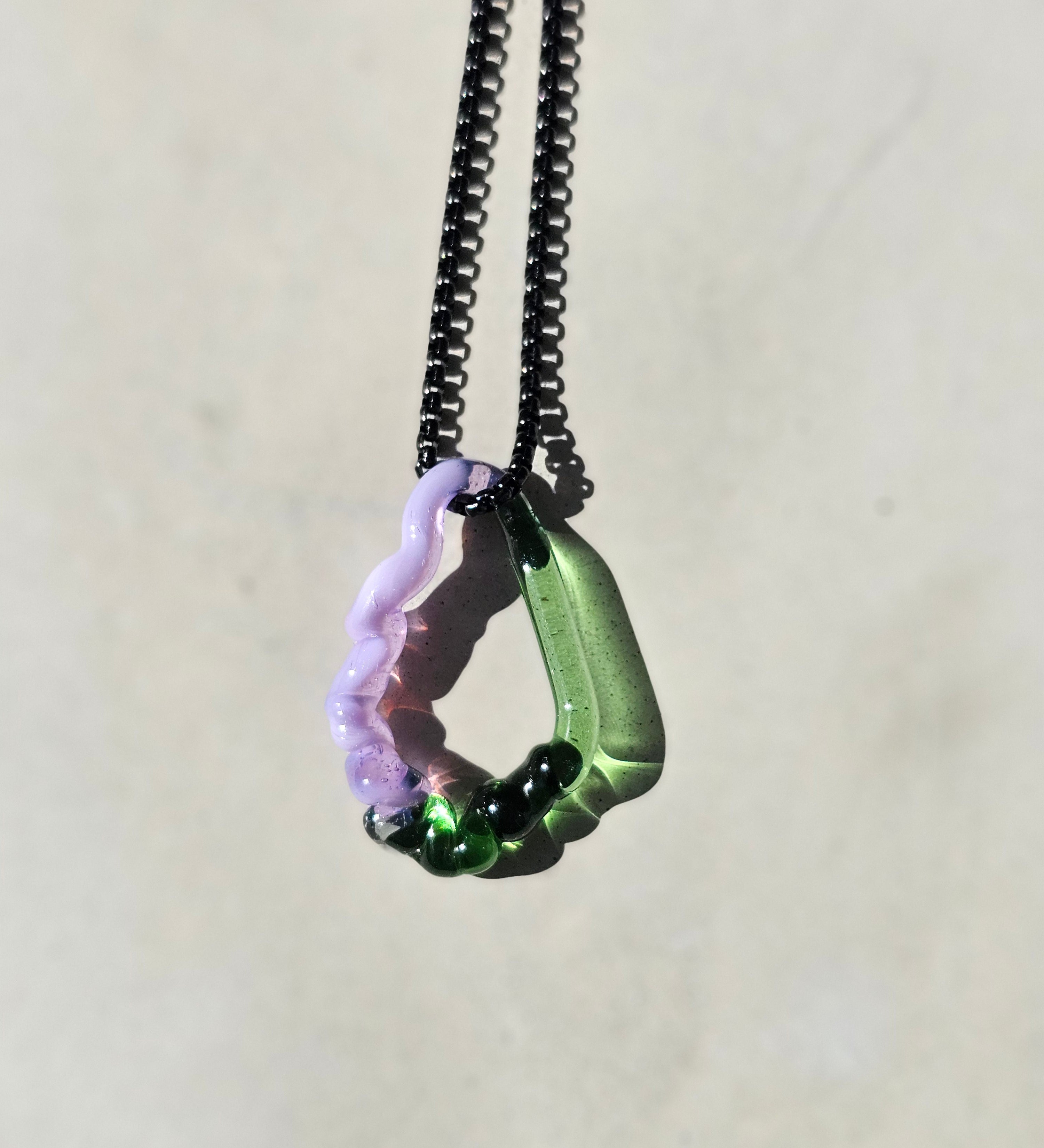 KLAPPERGLAS Echo Necklace candy moss mit organischem Glasanhänger in Flieder und Moosgrün an schwarzer Edelstahlkette kitsch kiosk