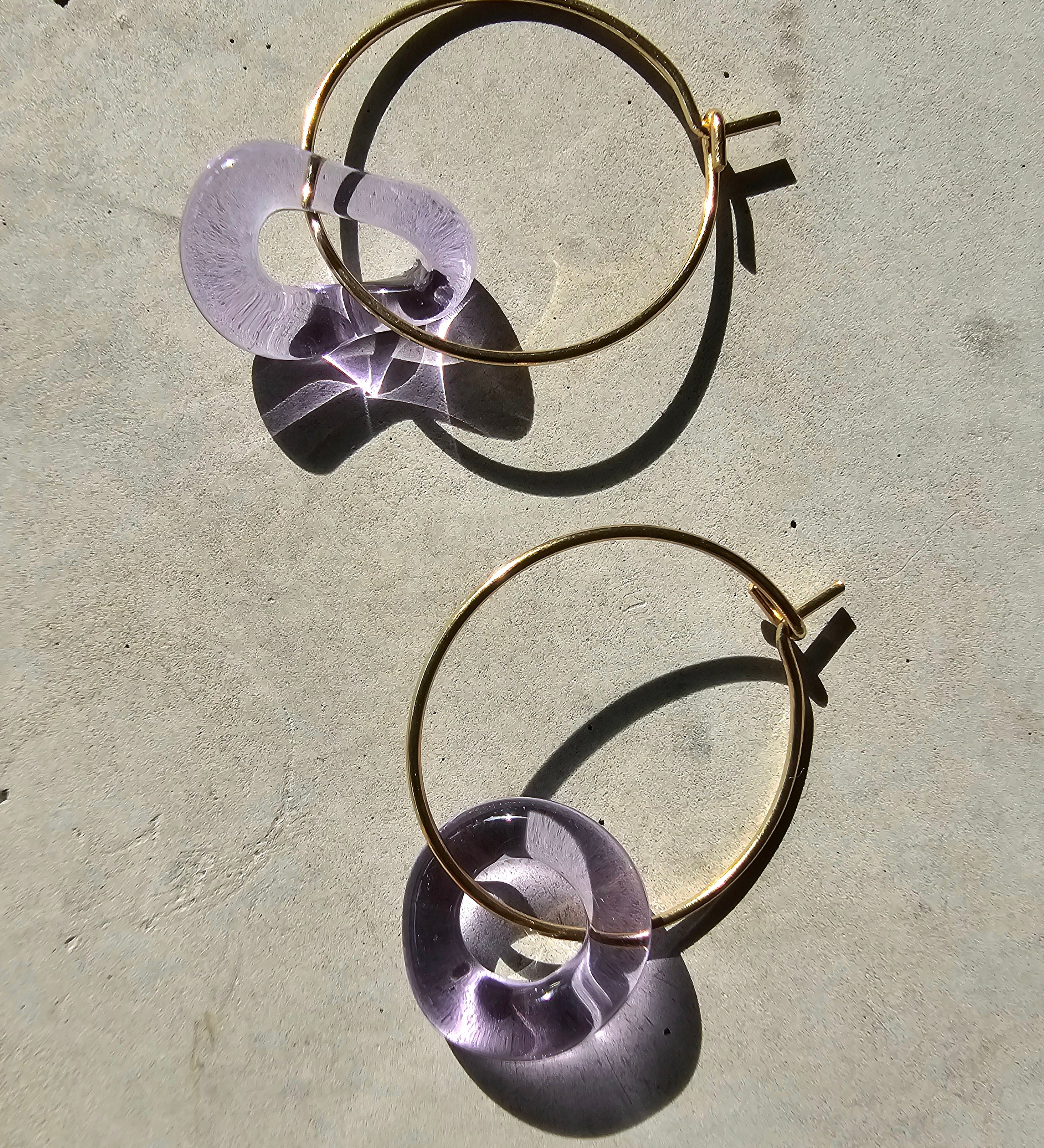 Funkelnde violette Ohrringe aus Glas in organischer Form