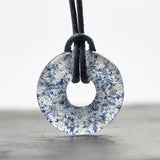 runder blauer Glasanhänger mit Asche