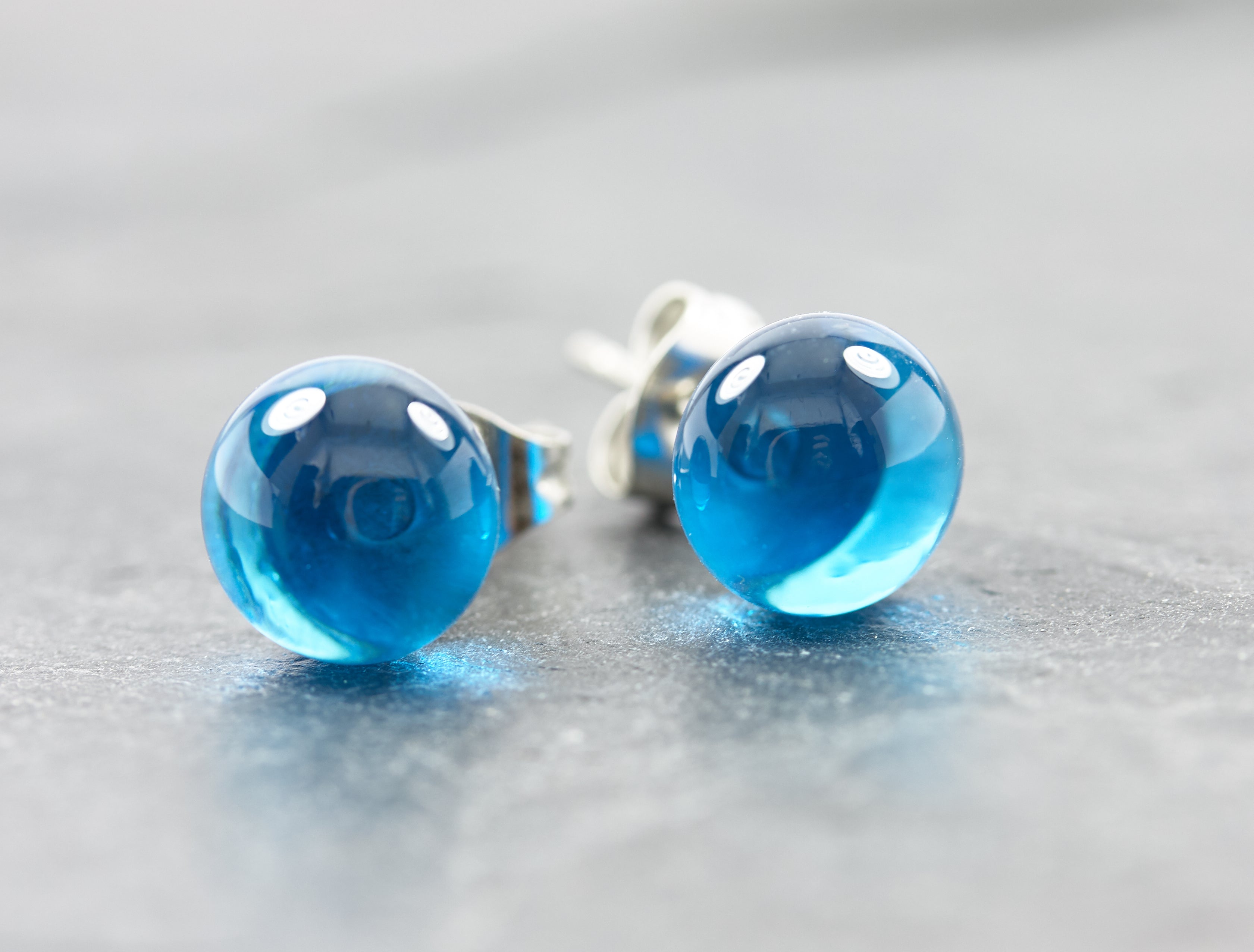 Ohrstecker aus Glas leuchtend blau 