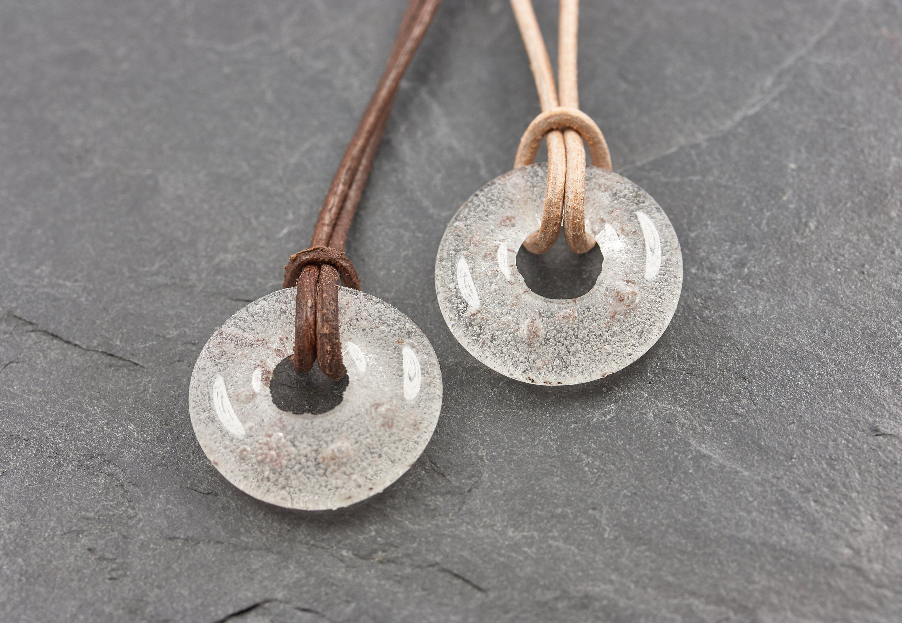 kreisförmiger Anhänger mit Tierasche