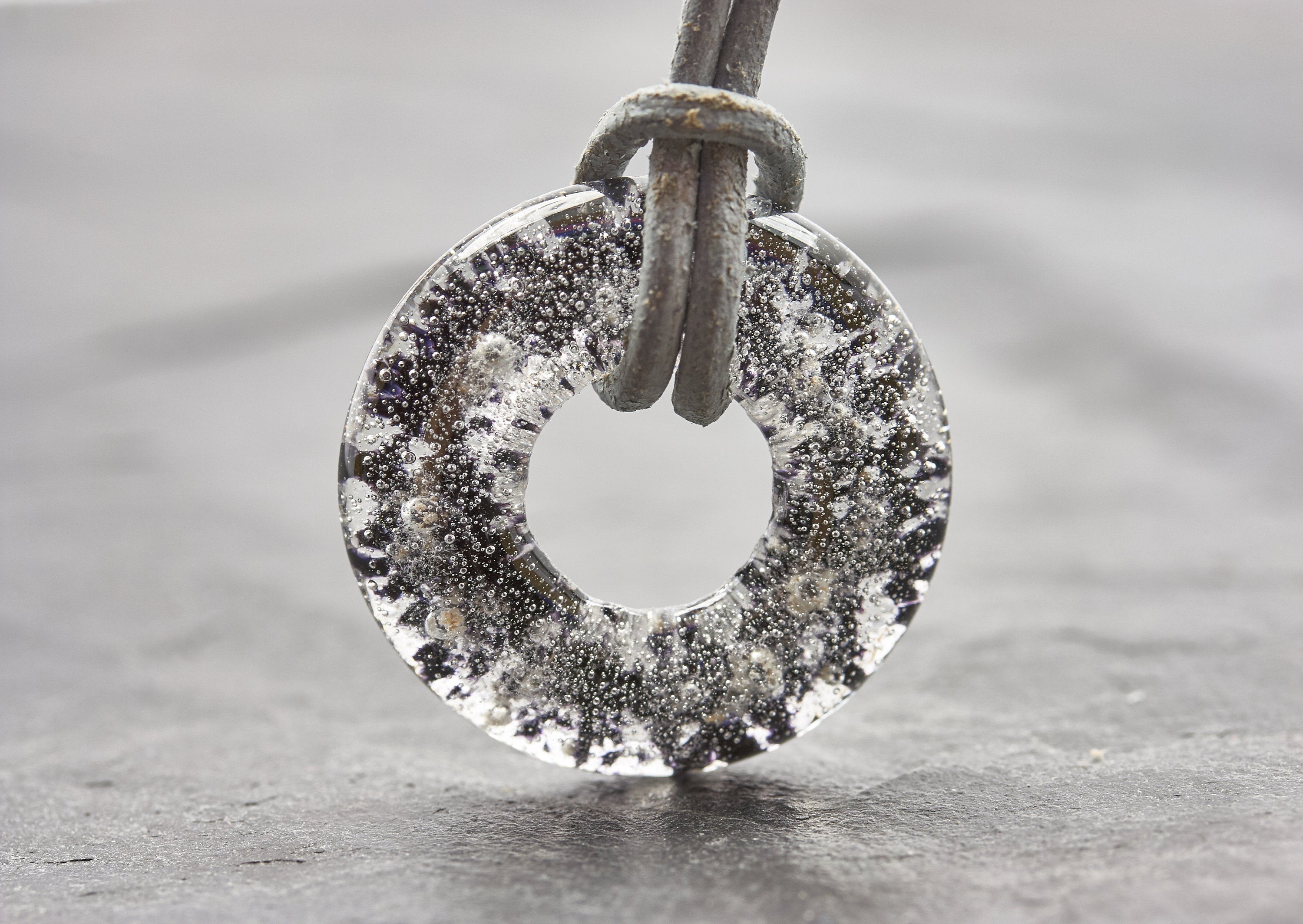 Runder Ascheschmuck Anhänger schwarz aus Glas mit Asche 